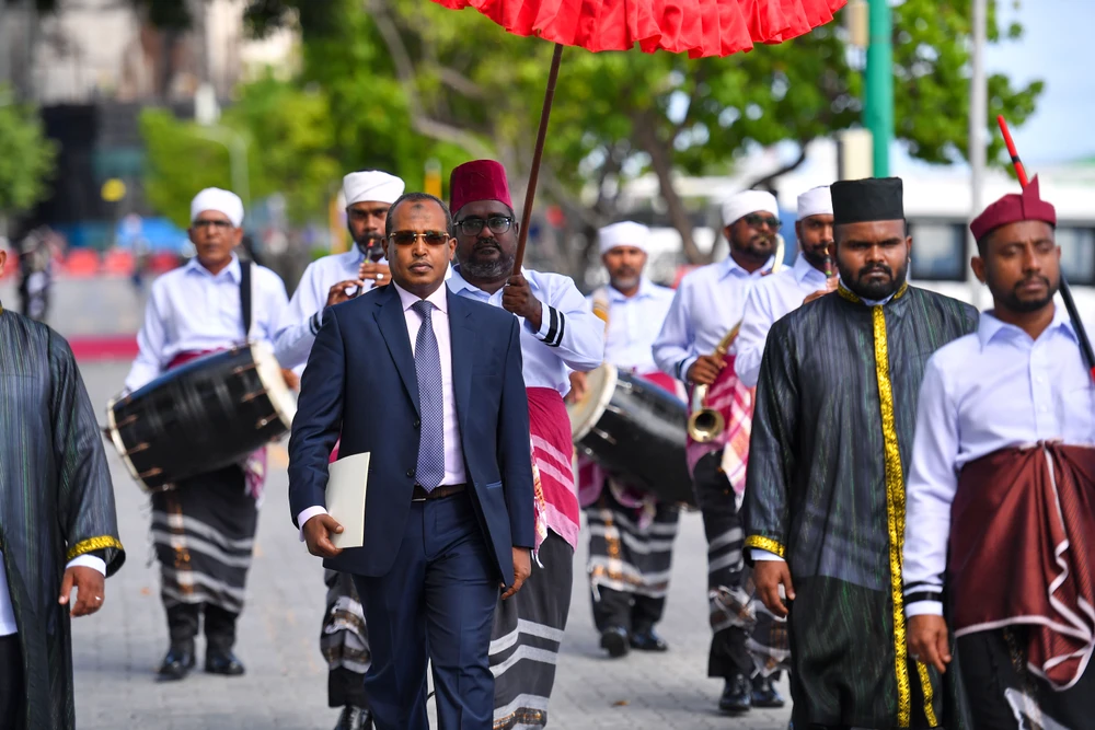 photo for ފޮޓޯ: ޖިބޫޓީގެ އާ ސަފީރު، ސަފީރު ކަމުގެ ފަތްކޮޅު އެރުވުން