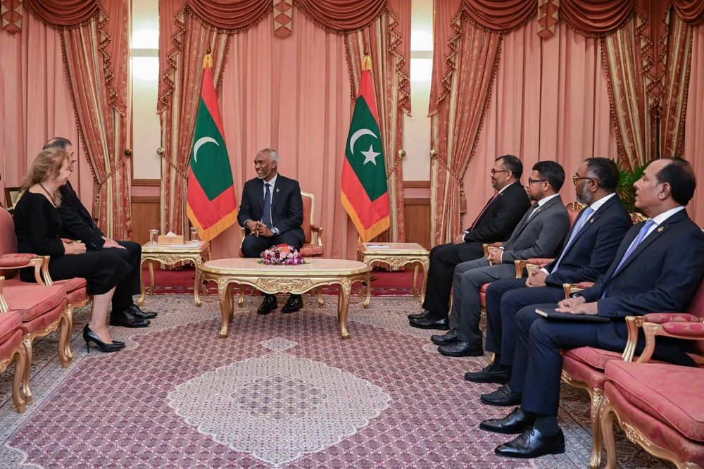 photo for ފޮޓޯ: ބަލްގޭރިއާގެ އާ ސަފީރު، ސަފީރު ކަމުގެ ފަތްކޮޅު އެރުވުން