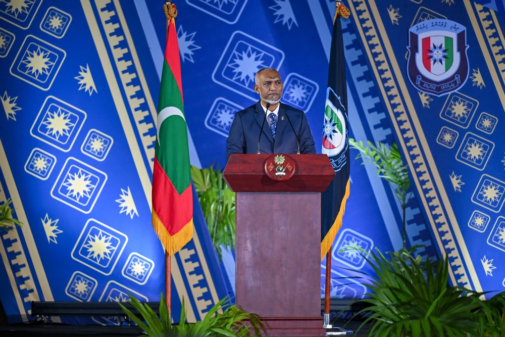 photo for ދިވެހި ފުލުހުން ރެޔާއިދުވާލު ކުރަމުންދާ ބުރަ މަސައްކަތަށް ރައީސްގެ ޝުކުރު!