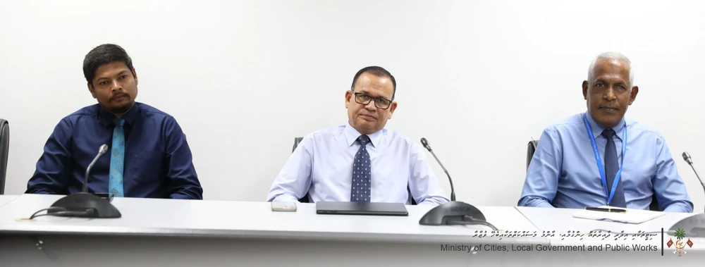 photo for ފ. މަގޫދޫ ކައުންސިލާއެކު ވަޒީރު އާދަމް ޝަރީފު ޢުމަރު ބޭއްވެވި ބައްދަކުވުމުގެ ތެރެއިން. 