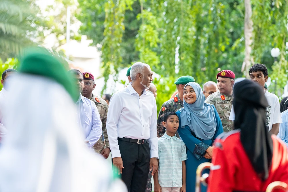 photo for މިނިވަން ދުވަހުގެ މުނާސަބަތުގައި މާލޭގައި ބޭއްވި ސިފައިންގެ ޝަރަފުގެ ހިނގާލުން