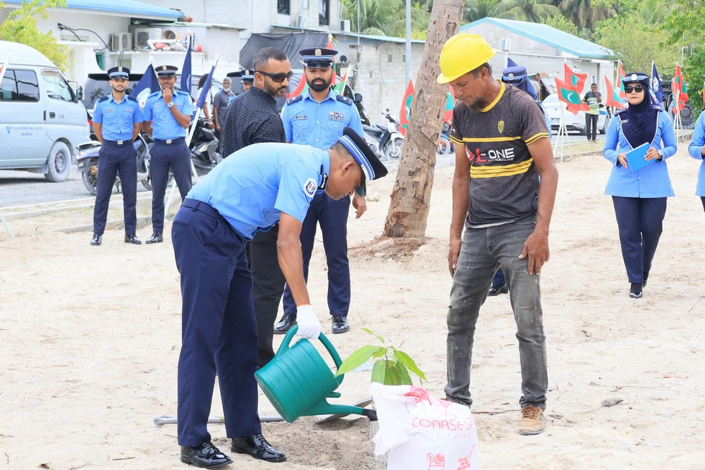 photo for ފޮޓޯ: ފުލުހުންގެ އަހަރީ ދުވަހާ ގުޅިގެން ގަސް އިންދުމުގެ ހަރަކާތެއް ފެށުން