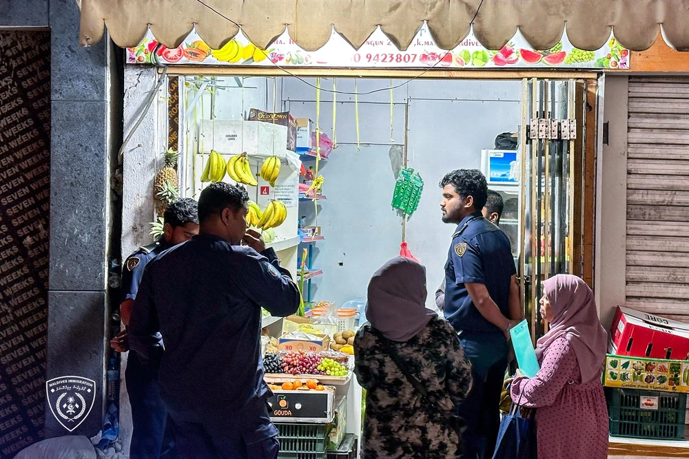 photo for ފޮޓޯ: އިމިގްރޭޝަނުން ކުރިއަށްގެންދާ އޮޕަރޭޝަންގެ ތެރެއިން