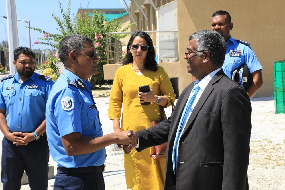 photo for ފޮޓޯ: އިންޑިއަން ހައިކޮމިޝަނަރ، ޕޮލިސް ކޮލެޖަށް ކުރެއްވި ޒިޔާރަތް