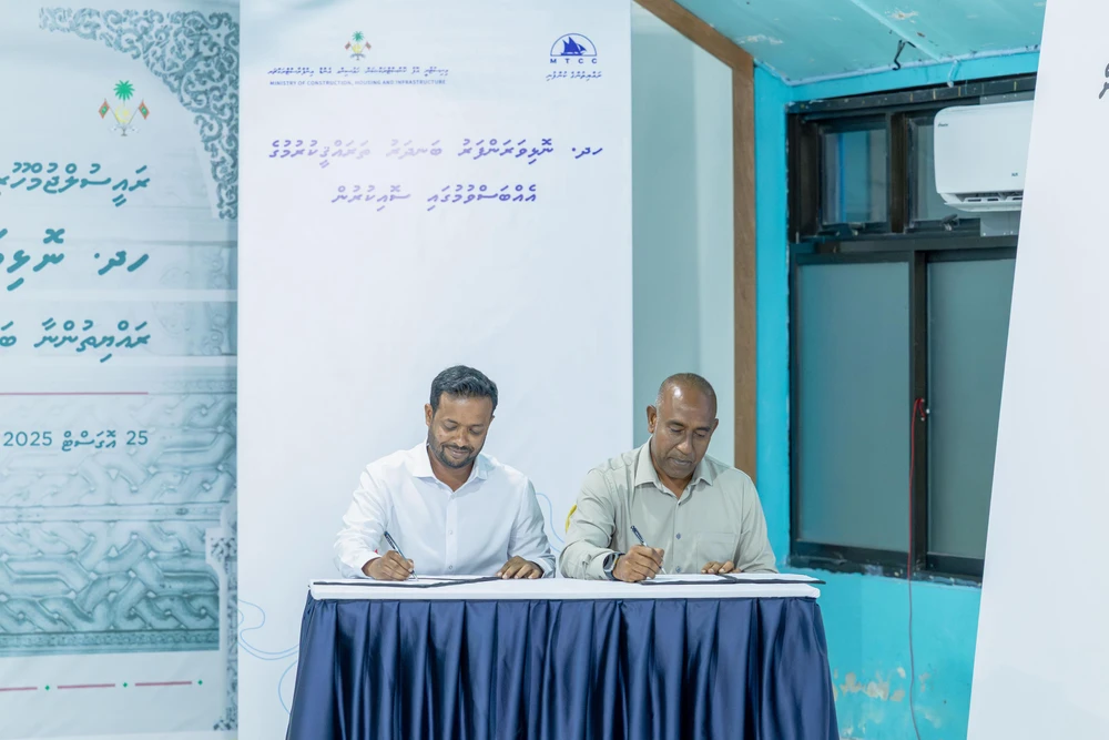 photo for ހދ. ނޮޅިވަރަމު ބަނދަރު ތަރައްޤީކުރުމާއި ގޮނޑުދޮށް ޙިމާޔަތްކުރުމުގެ އެއްބަސްވުމުގައި ސޮއިކޮށްފި