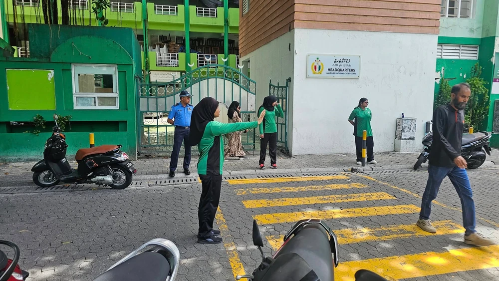 photo for ފޮޓޯ:އަމީނިއްޔާ ސްކޫލުގެ ދަރިވަރުންނަށް ކުރިއަށް ގެންދާ ޓްރެފިކް މޮނީޓަރަސް ތަމްރީން ޕްރޮގްރާމް