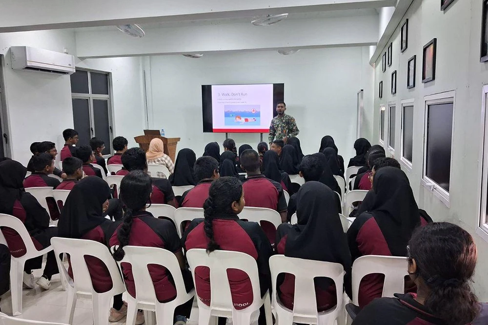 photo for މުޙްޔިއްދީން ސްކޫލުގެ ދަރިވަރުން ފަޔަރ އެންޑް ރެސްކިޔު ޓްރޭނިންގ ސްކޫލަށް ޒިޔާރަތްކޮށްފި