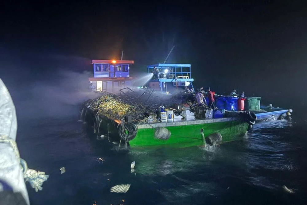 photo for ސަޕްލައި ދޯންޏެއްގައި ރޯވި އަލިފާން ނިއްވުމުގައި ހުޅުމާލޭ ފަޔަރ ސްޓޭޝަނުން އެހީތެރިކަން ފޯރުކޮށްދީފި