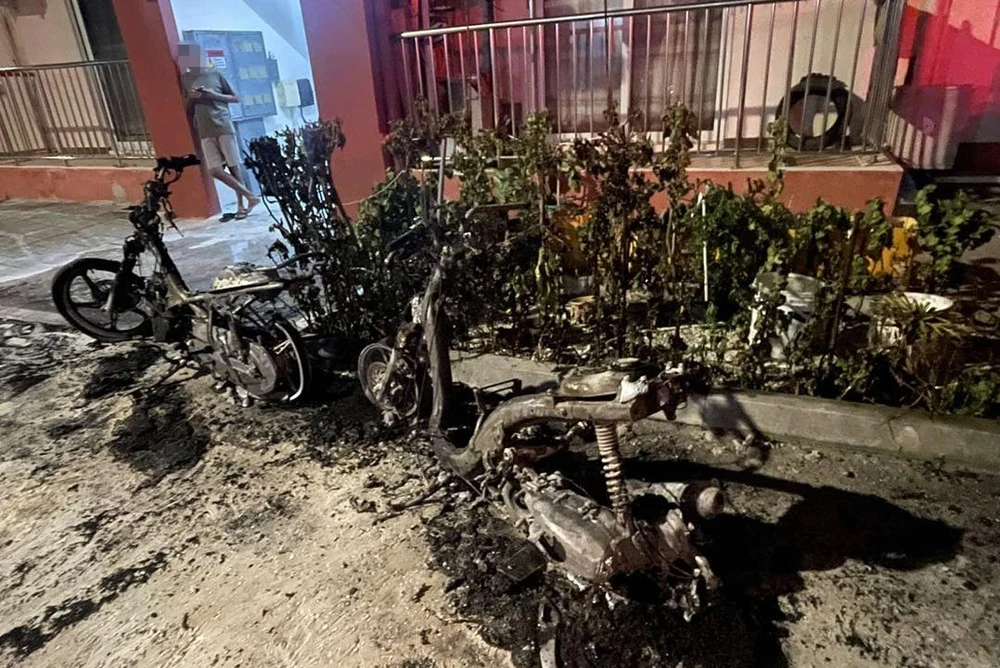 photo for އައްޑޫ ސިޓީ، ހިތަދޫ ފުލެޓް ސަރަޙައްދުގައި ހުރި ސައިކަލްތަކެއްގައި ރޯވި އަލިފާން ނިއްވާލައިފި