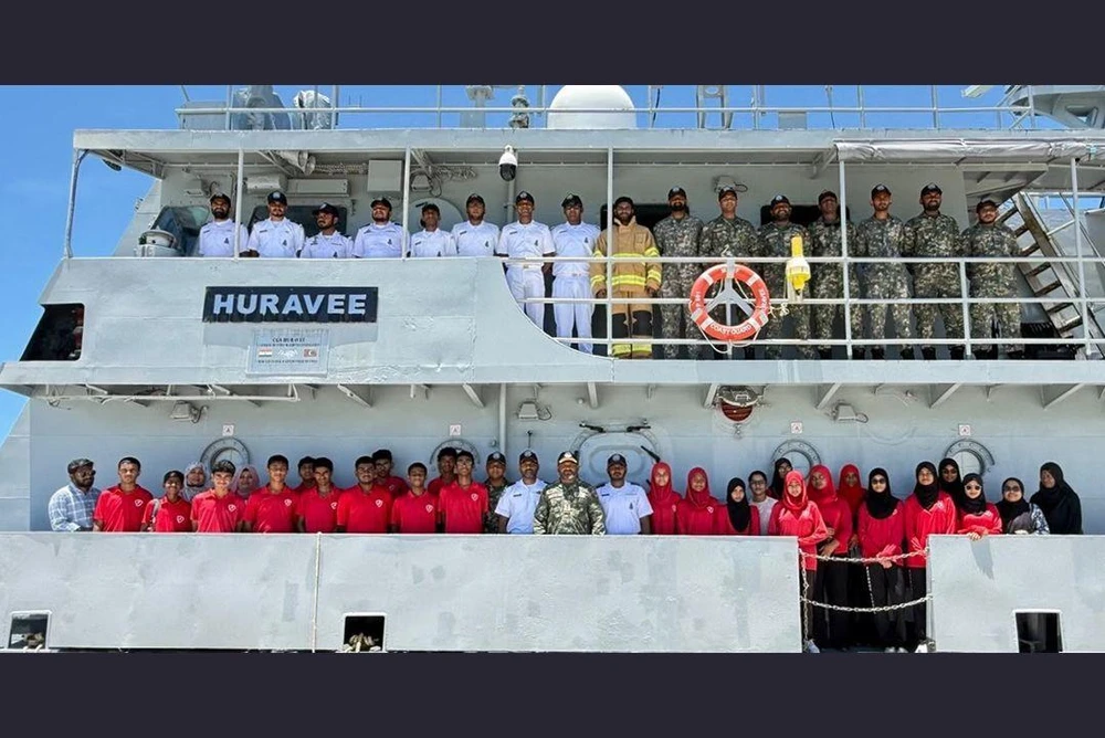 photo for އައްޑޫ ސިޓީ، ފޭދޫ ސްކޫލުގެ ދަރިވަރުން، ކޯސްޑްގާޑު ޝިޕް ހުރަވީއަށް ޒިޔާރަތްކޮށްފި