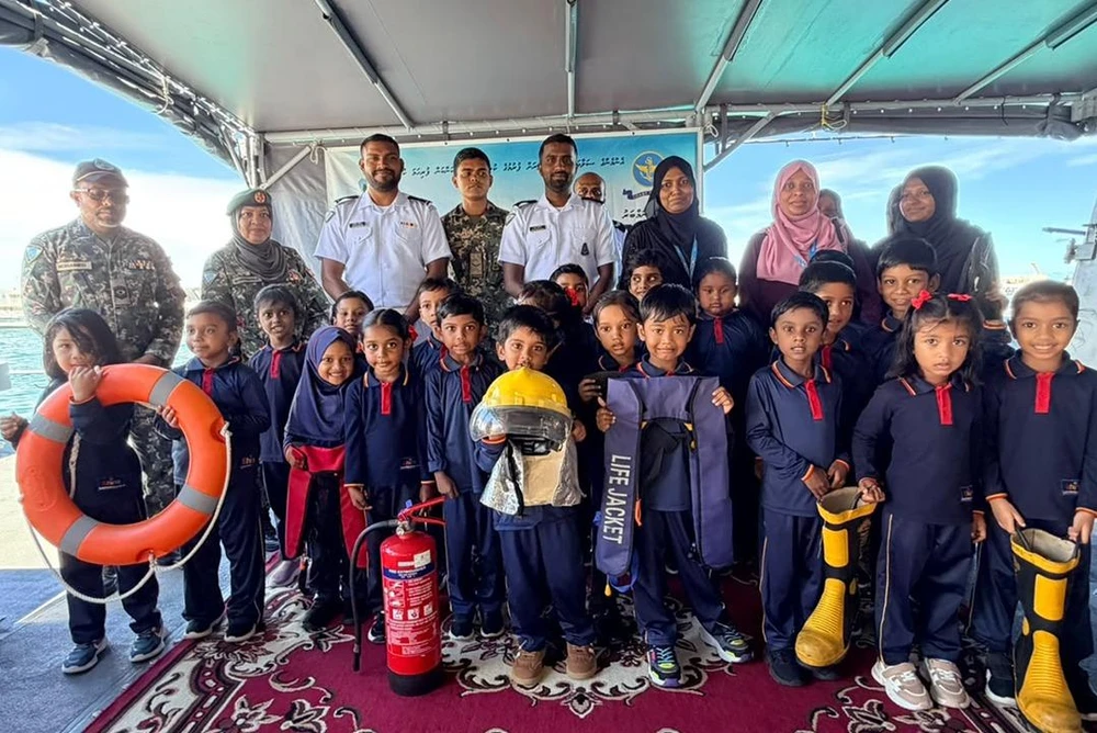 photo for ޝައިން ލާނަރސް ޕްރީ ސްކޫލުގެ ދަރިވަރުން، އެމްއެންޑީއެފް ކޯސްޓްގާޑު ޝިޕް ޣާޒީއަށް ޒިޔާރަތްކޮށްފި