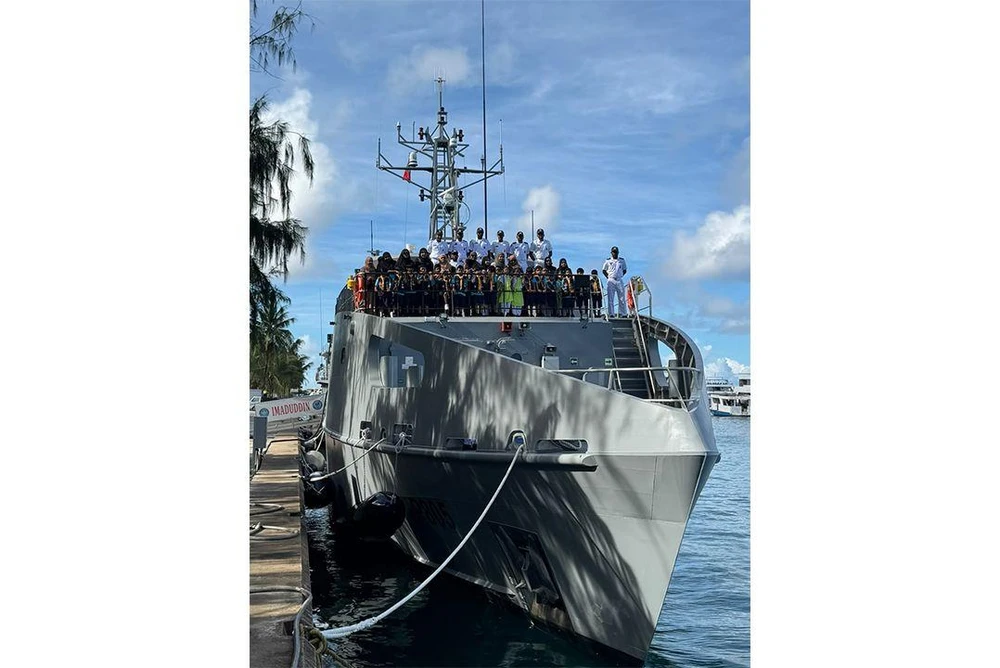 photo for ކިންޑާ ޕްރީ ސްކޫލުގެ ޕްރީ ކަބް އަދި ސްޓަރ ދަރިވަރުން، ކޯސްޓްގާޑު ޝިޕް ޢިމާދުއްދީނަށް ޒިޔާރަތްކޮށްފި
