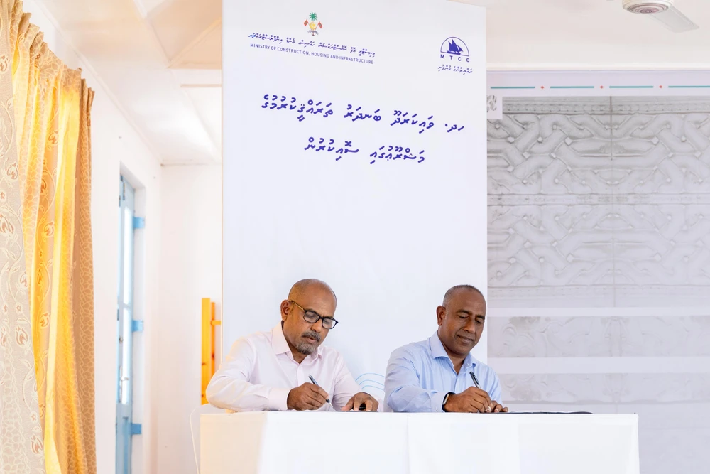 photo for ހދ. ވައިކަރަދޫ ބަނދަރު ތަރައްޤީ ކުރުމުގެ އެއްބަސްވުމުގައި އެމް.ޓީ.ސީ.ސީ އާއެކު ސޮއިކޮށްފި