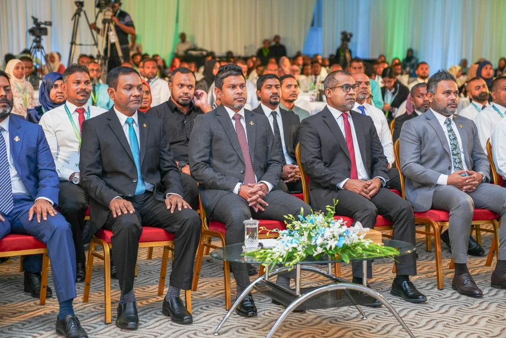 photo for ދިވެހި ސިވިލް ސާރވިސް ކޮންފެރެންސް ހުޅުވުމުގެ ރަސްމިއްޔާތުގައި ވަޒީރު އަހުމަދު ޝިޔާމް ބައިވެރިވެވަޑައިގަތުން.