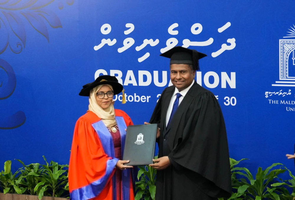 photo for ދިވެހިބަހުން ފުރަތަމަ ޕީއެޗްޑީ ހާސިލްކުރެއްވި ޑރ. އާމިނަތު ޒާހިރަށް ބަހާބެހޭ ވަޒީރުގެ ތަހުނިޔާ