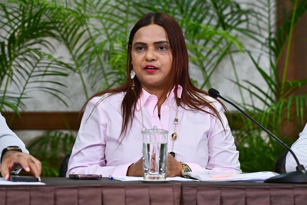 photo for ފޮރިން މިނިސްޓަރ އިރުތިޝާމް އާދަމް ރަސްމީ ދަތުރުފުޅެއްގައި އިންޑިއާ އަށް ފުރާވަޑައިގެންފި
