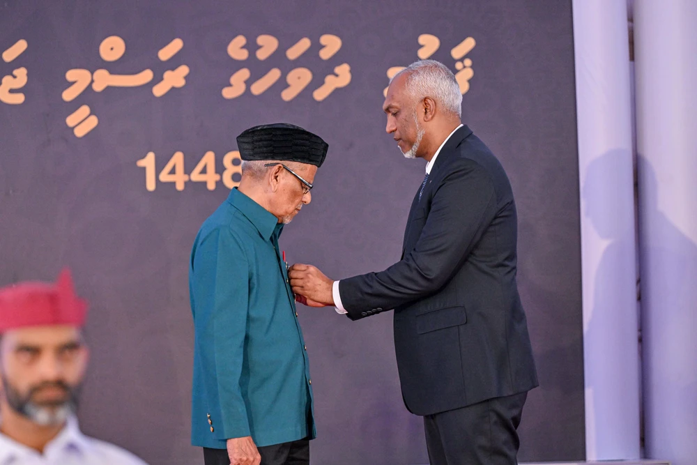 photo for އަލްއުސްތާޛު އަޙްމަދު ޝާކިރަށް ނިޝާން ދިޔަމިގިލީ ޝަރަފުގެ ޢިއްޒަތް!