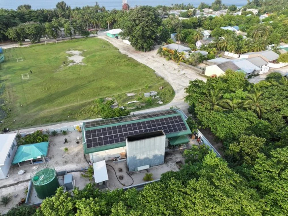 photo for ރ. ރަސްމާދޫގައި ބޮޑު ސޯލާ-ޑީސަލް-ބެޓެރީ ހައިބްރިޑް ނިޒާމެއް ޤާއިމުކުރަނީ