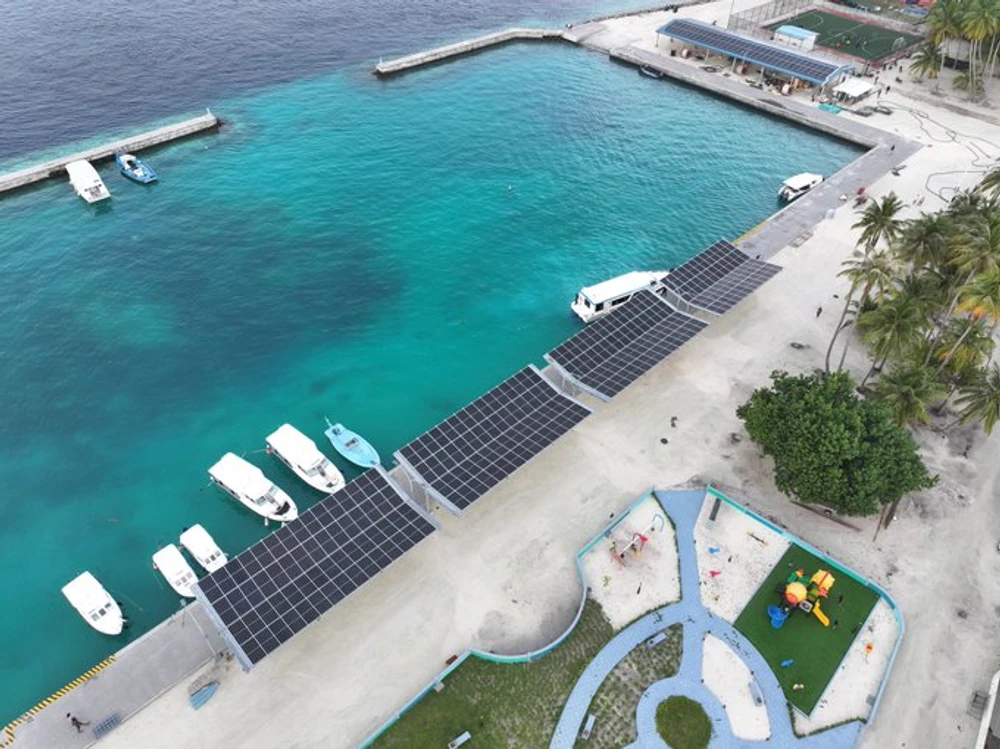 photo for ބ. ދޮންފަނުގައި ސޯލާ-ޑީސަލް ހައިބްރިޑް ނިޒާމެއް ގާއިމުކުރުމުގެ މަސައްކަތް ފަށައިފި