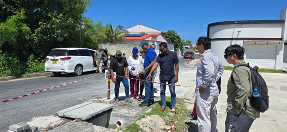 photo for ވޯލްޑް ބޭންކުގެ ވަފުދެއް އައްޑޫ އާއި ފުވައްމުލަކަށް ޒިޔާރަތްކޮށް، ސޯލާ މަޝްރޫއުތައް ބަލައިފި