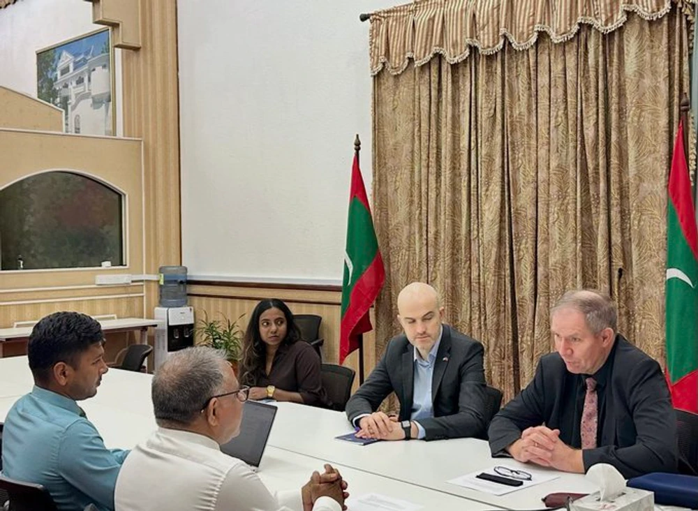 photo for އިނގިރޭސި ހައިކޮމިޝަނަރު ކްލައިމެޓް ޗޭންޖް ޑިޕާޓްމަންޓުގެ އިސްވެރިންނާ ބައްދަލުކުރައްވައިފި