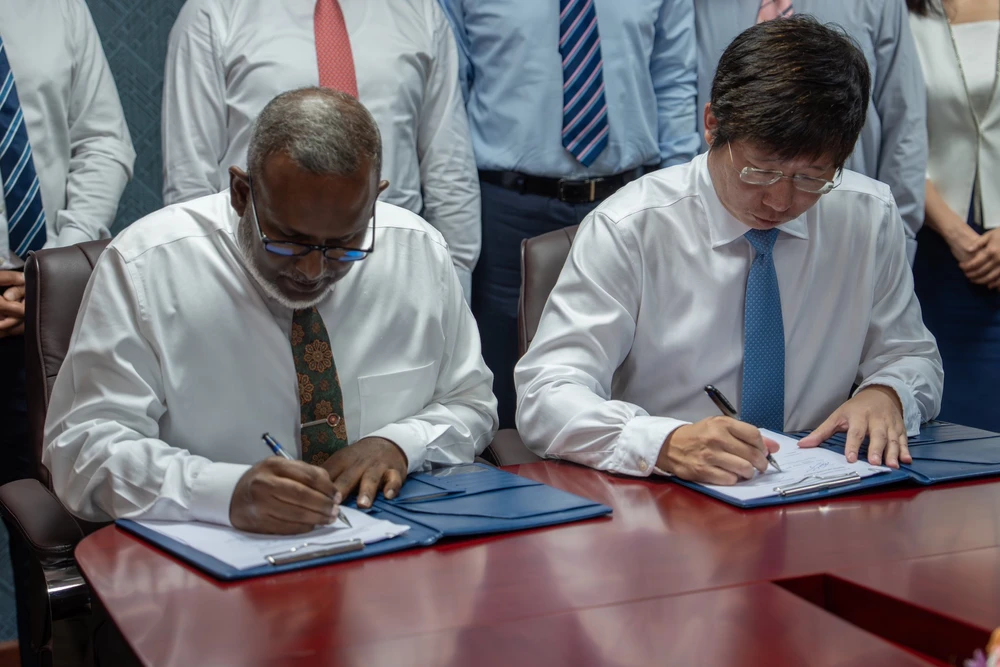 photo for މިފްކޯގެ އިންފްރާސްޓްރަކްޗާ ތަރައްގީ ކުރުމަށް 3 އެއްބަސްވުމެއްގައި ސޮއިކޮށްފި