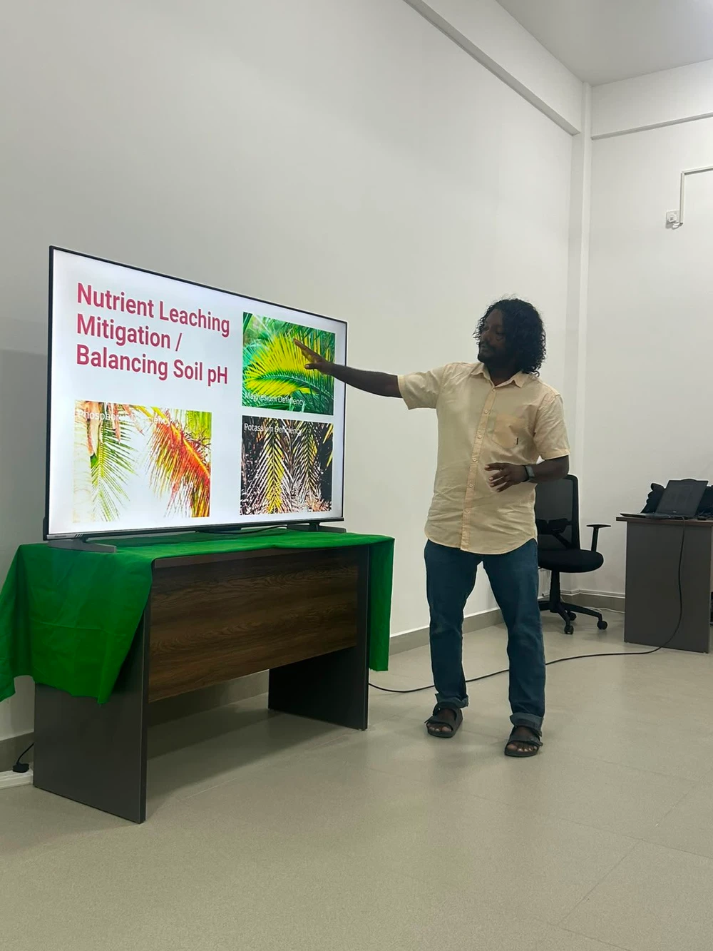 photo for ގަސް އިންދުމުގެ މަޝްރޫޢަށް އަހުލުވެރިކުރުވުމުގެ ހަރަކާތެއް ހއ. ދިއްދޫގައި ކުރިއަށް ގެންގޮސްފި