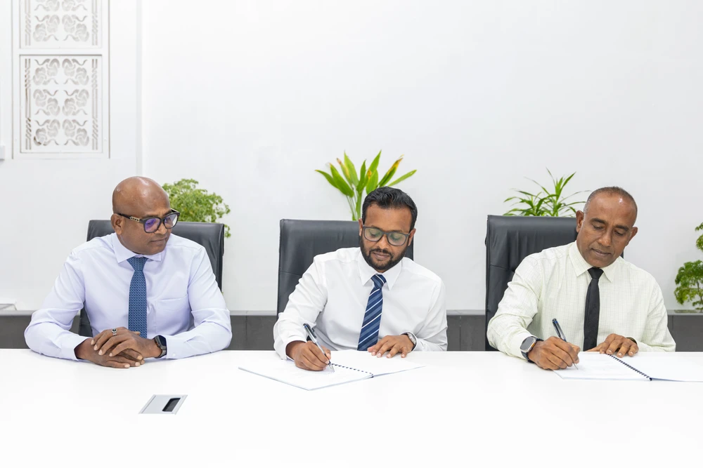 photo for މަޑަވެލީ ބިން ހިއްކުމާއި ގޮނޑުދޮށް ހިމާޔަތްކުރުމުގެ ދެވަނަ ފިޔަވަހީގެ އެއްބަސްވުމުގައި ސޮއިކޮށްފި