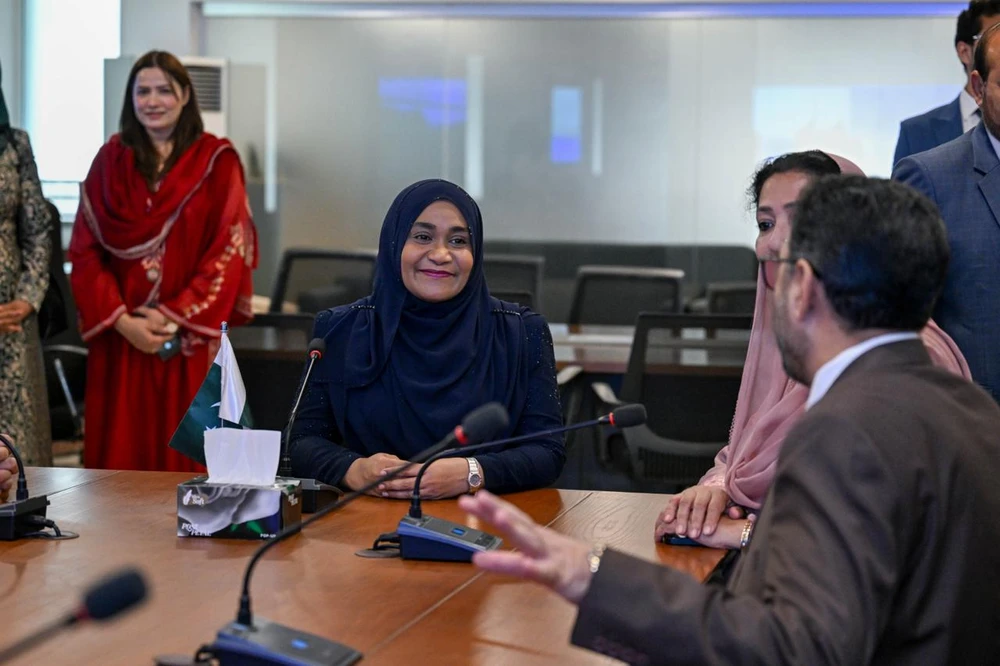 photo for ފަސްޓްލޭޑީ، ޕާކިސްތާނުގެ ނެޝަނަލް އިންސްޓިޓިއުޓް އޮފް ހެލްތު އަށް ޒިޔާރަތްކުރައްވައިފި