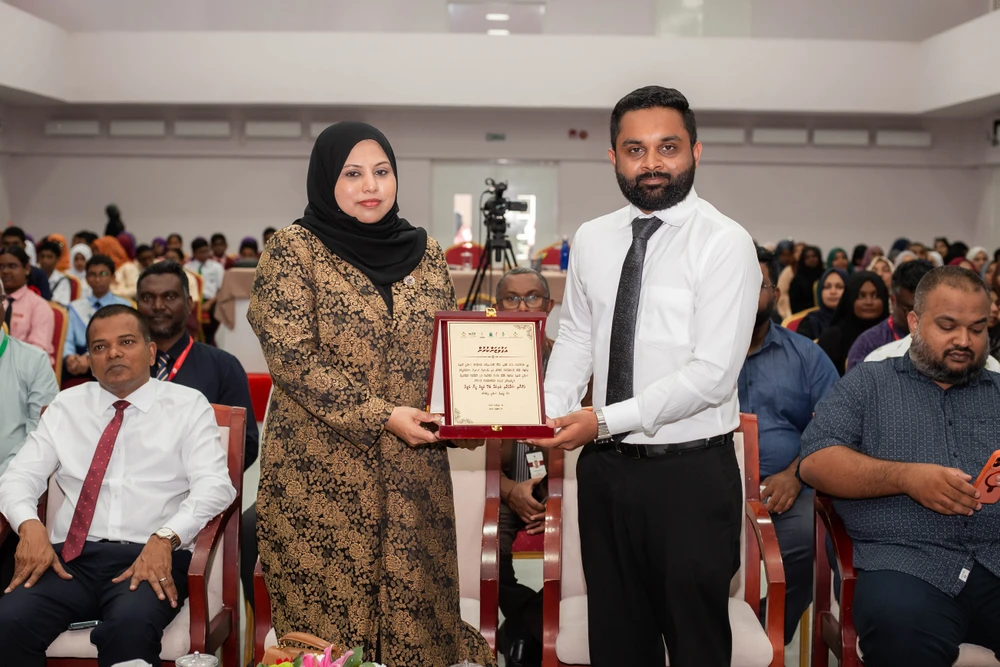 photo for ވާހަކަދެއްކުމުގެ މުބާރާތާއި ބަހުސް މުބާރާތް، ވަޒީރު ހީނާ ވަލީދު ޝަރަފުވެރިކޮށްދެއްވައިފި