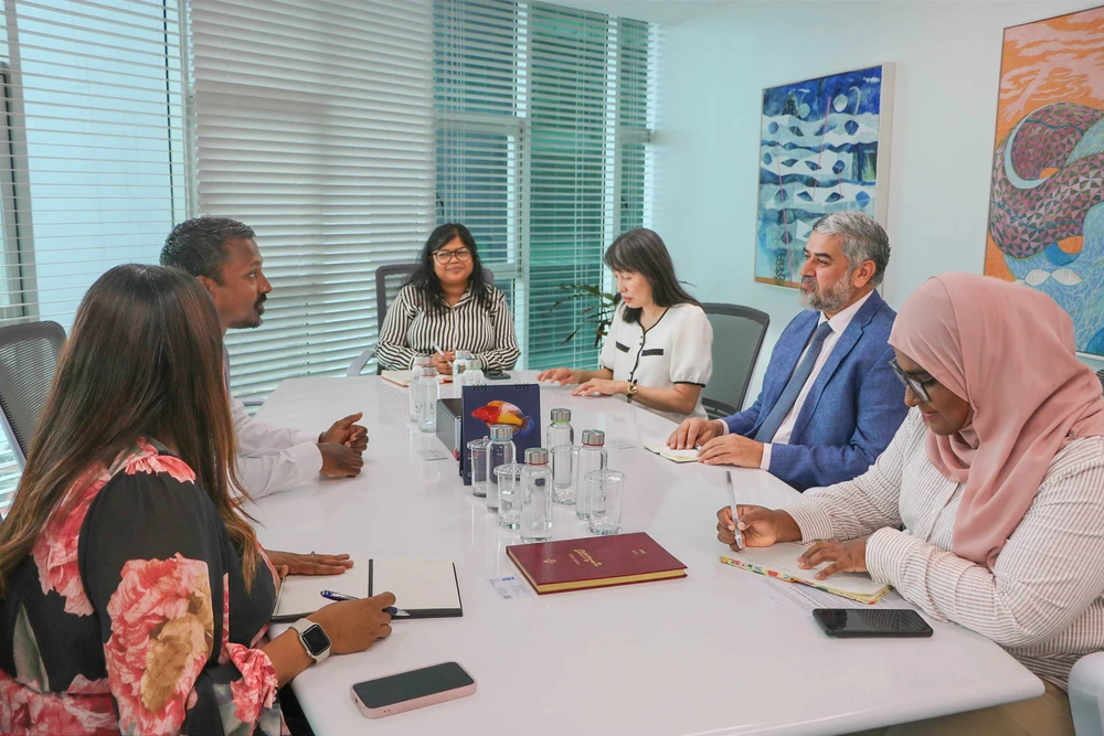 photo for އޭޖީ އުޝާމް، ޔޫ.އެން.ޑީ.ޕީގެ ރެސިޑެންޓް ރެޕްރެޒެންޓެޓިވްއާ ބައްދަލުކުރައްވައިފި