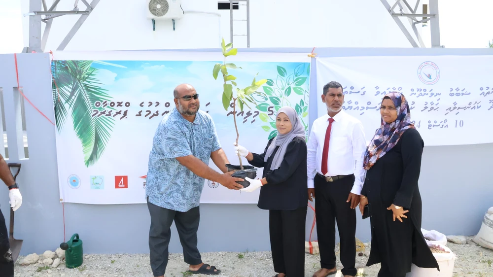 photo for ި މިނިސްޓަރ ޑރ.އައިޝަތު ރަމީލާ އަދި މިނިސްޓްރީގެ ޓީމް ވަނީ ބައިވެރިވެ ވަޑައިގެންފައެވެ.