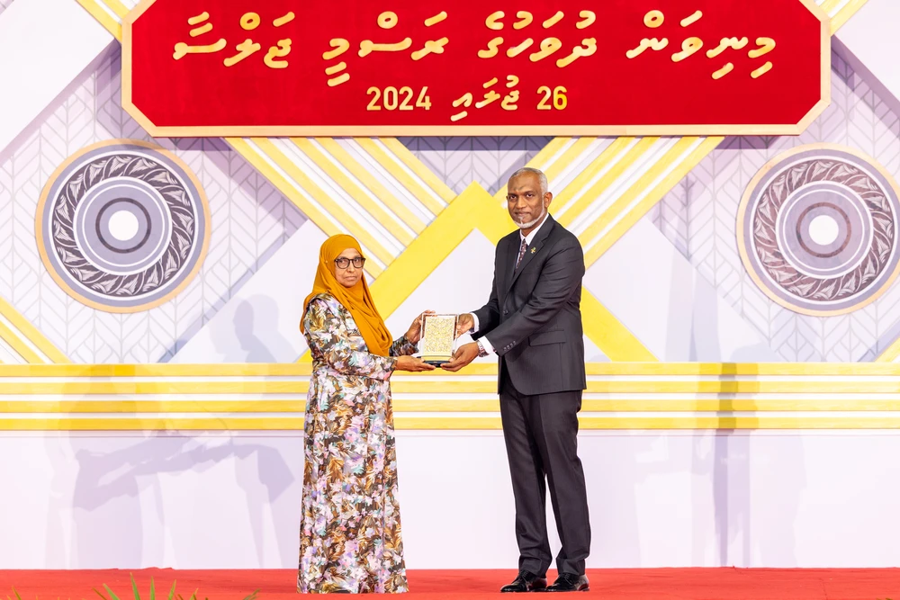 photo for ދިވެހި ދައުލަތަށް ދިގު މުއްދަތަކަށް ޚިދުމަތްކޮށްދެއްވައިފައިވާ ބޭފުޅުންނަށް އިނާމު ދެއްވައިފި.