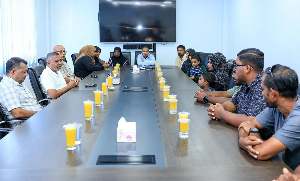 photo for މަރުހޫމް ޢާސިފްގެ އާއިލާއާ ކޮމިޝަނަރ އޮފް ޕޮލިސް ބައްދަލުކުރައްވައިފި