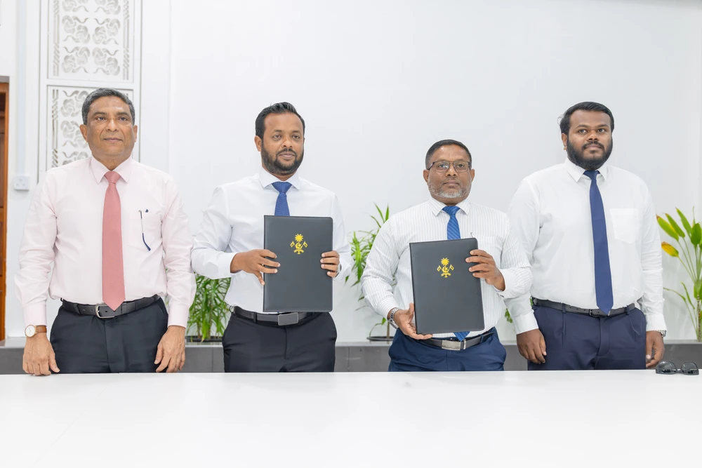 photo for ތިނަދޫ މަގުތައް ތަރައްޤީ ކުރުމުގެ މަޝްރޫޢުގެ ތިންވަނަ ފިޔަވަހީގެ އެއްބަސްވުމުގައި ސޮއިކޮށްފި