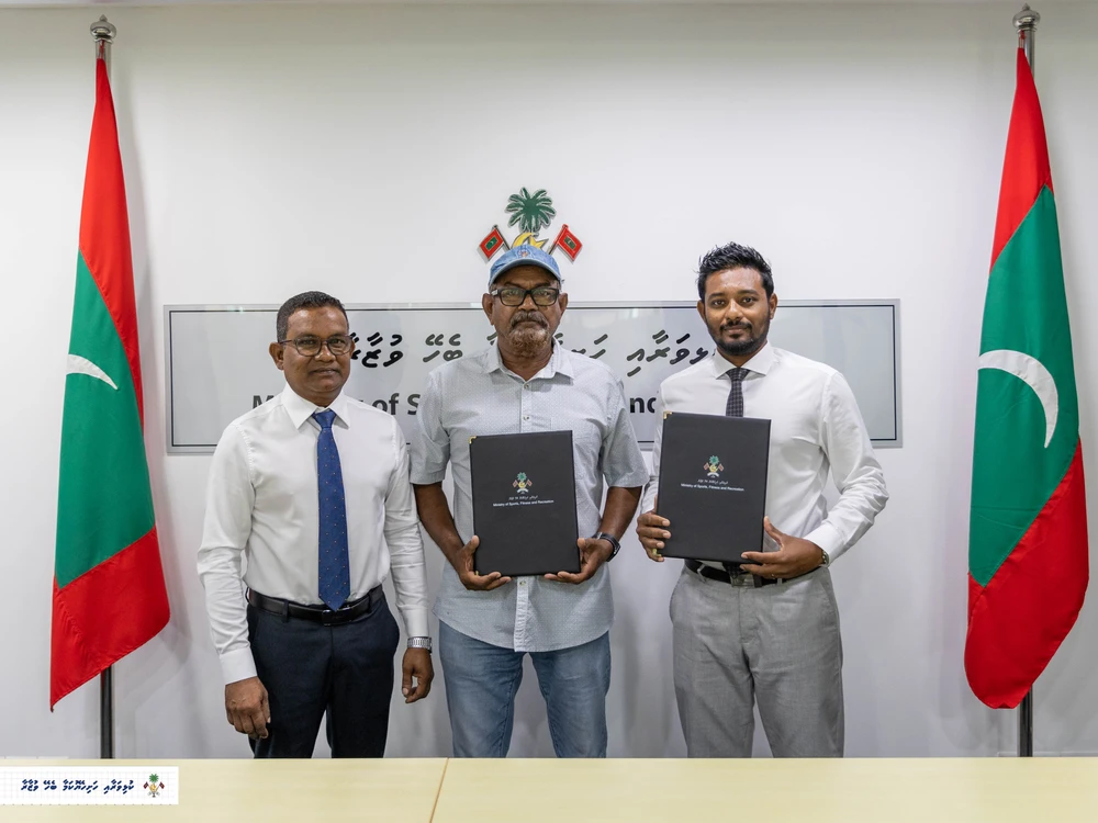 photo for ފޮޓޯ ގެލެރީ: ށ. ނަރުދޫގައި ފުޓުބޯޅަ ދަނޑެއް ޤާއިމުކުރުމުގެ އެއްބަސްވުމުގައި ސޮއިކުރުން