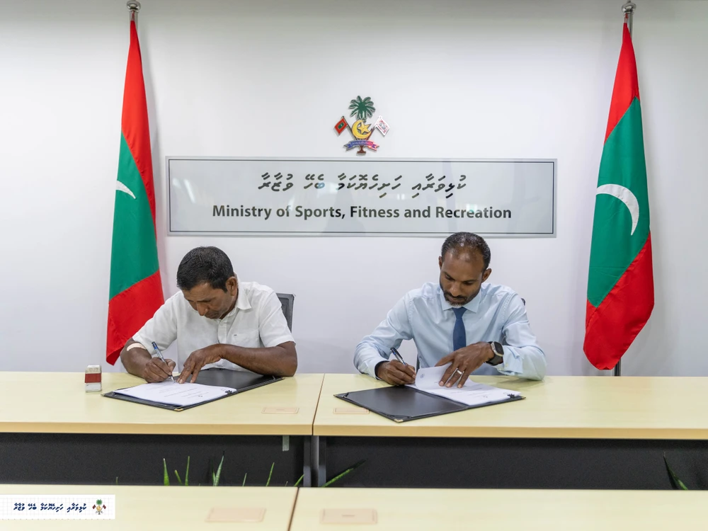 photo for ފޮޓޯ ގެލެރީ: 4 ރަށެއްގައި ފުޓުބޯޅަ ދަނޑެއް ޤާއިމުކުރުމުގެ އެއްބަސްވުމުގައި ސޮއިކުރުން