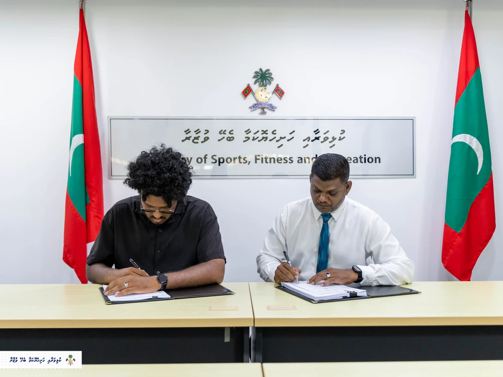 photo for ފޮޓޯ ގެލެރީ: ބާރަށު ފުޓްސަލްދަނޑު މަރާމާތުކުރުމަށް ހަވާލުކުރުމުގެ އެއްބަސްވުމުގައި ސޮއިކުރުން
