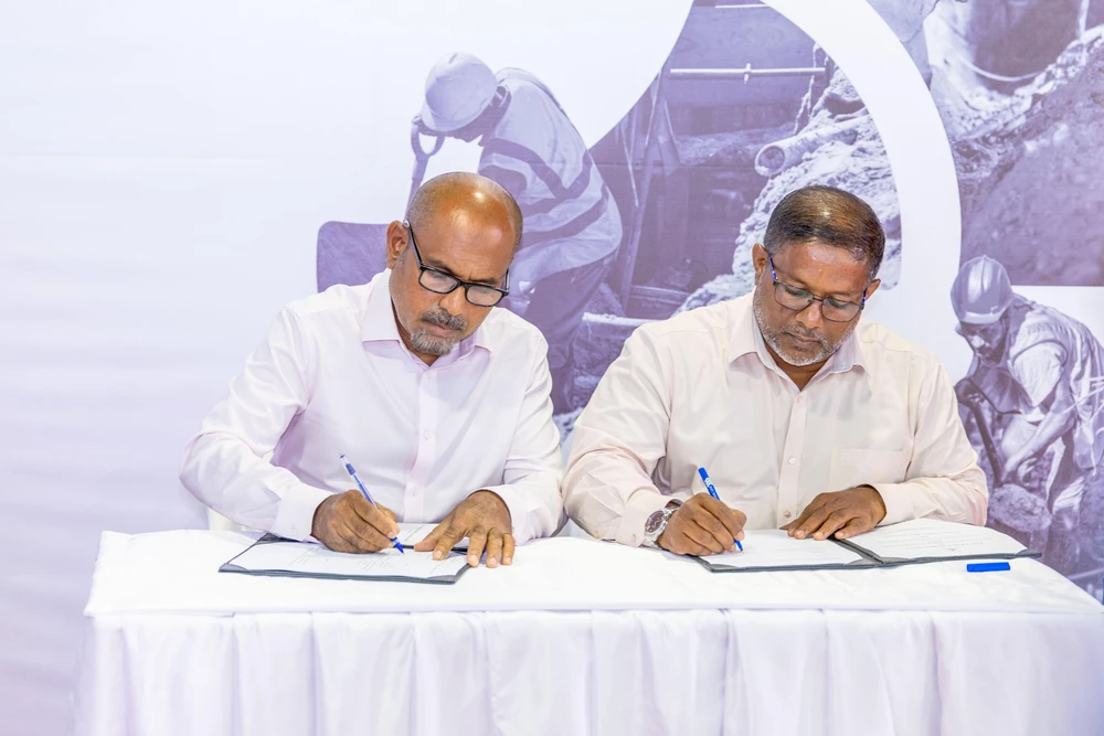 photo for ހދ. މަކުނުދޫގެ މަގުތައް ޒަމާނީ ފެންވަރަށް ތަރައްޤީ ކުރުމުގެ އެއްބަސްވުމުގައި ސޮއިކޮށްފި