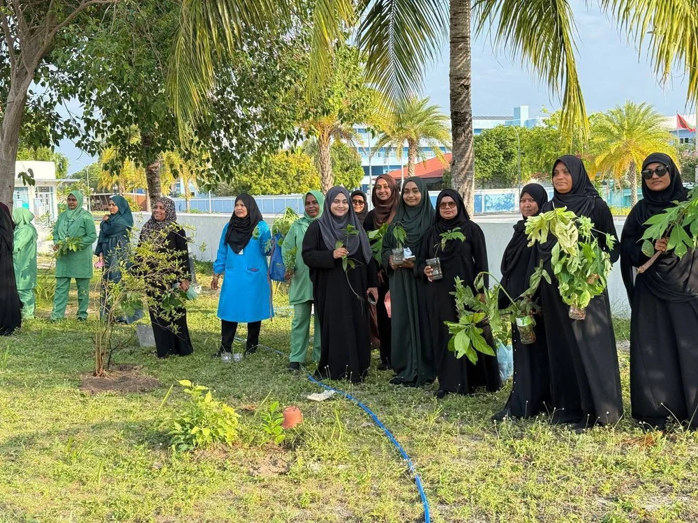 photo for ފޮޓޯ ގެލަރީ: ށ.މިލަންދޫ ޞިއްޙީ މަރުކަޒުން ކުރިއަށް ގެންދިޔަ ގަސް އިނދުމުގެ ހަރަކާތް
