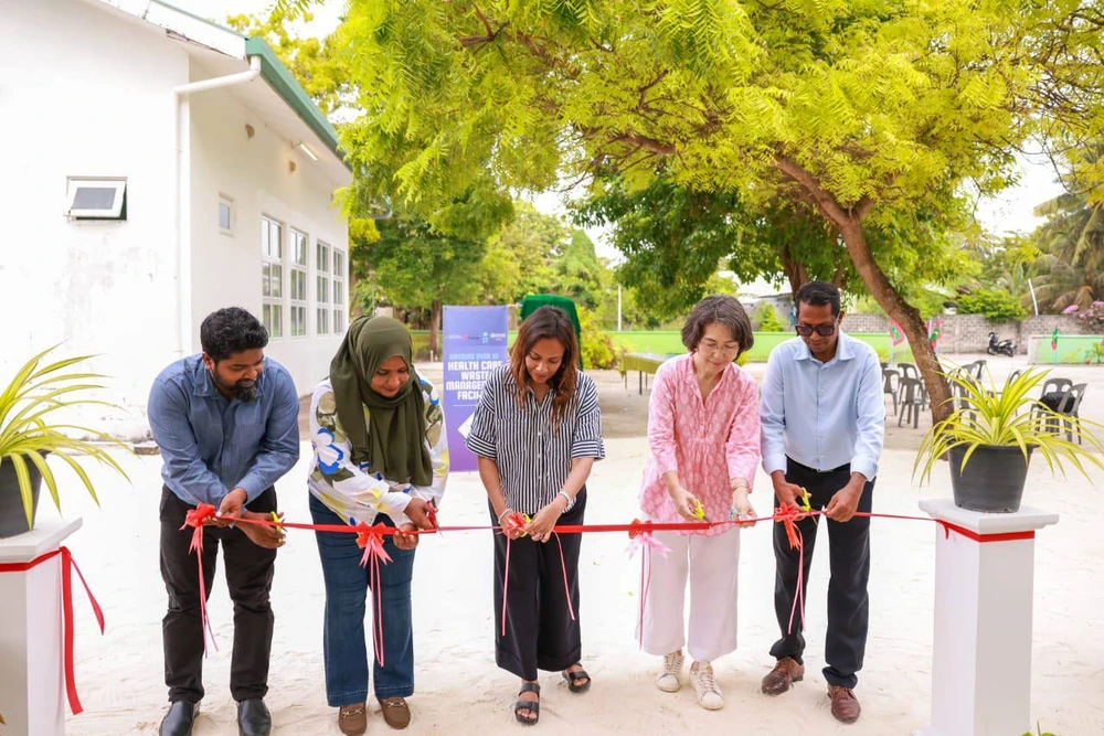 photo for ފޮޓޯ ގެލަރީ: ހދ.ވައިކަރަދޫގައި ހެލްތު ކެއަރ ވޭސްޓް މެނޭޖްމެންޓް ސެންޓަރު ހުޅުވުން