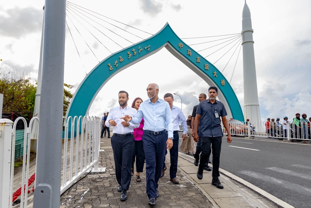 photo for ސިނަމާލެ ބްރިޖަށް 8 އަހަރު: ރައީސް ބްރިޖަށް ޒިޔާރަތް ކުރައްވައިފި 