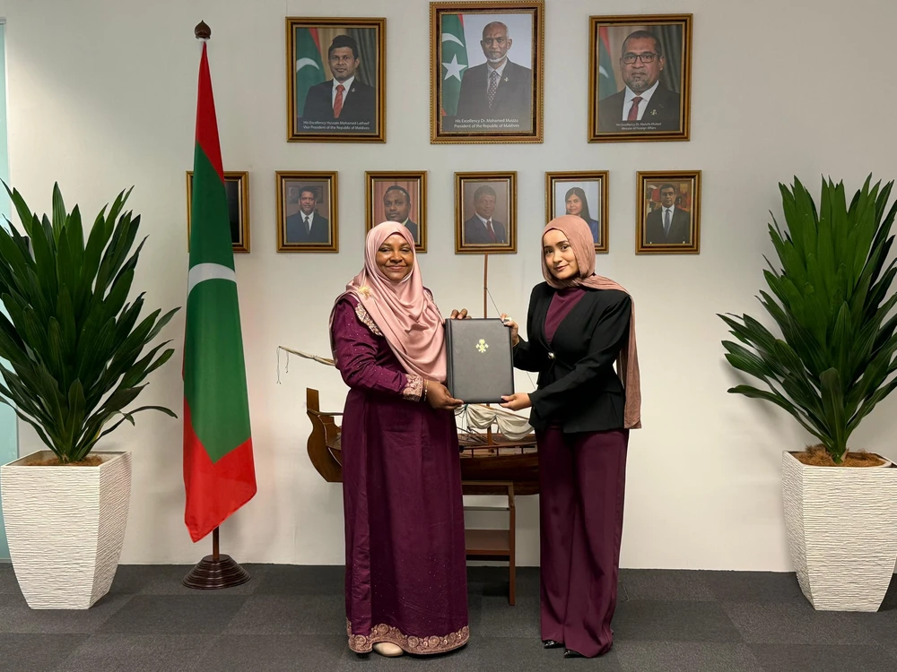 photo for މޯލްޑިވިއަން ސްޓޫޑެންޓްސް އެސޯސިއޭޝަން-މެލޭޝިއާގެ އައު އެކްސްކޯއާ މަސްއޫލިއްޔަތު ހަވާލުކުރުން