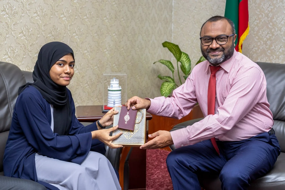 photo for ވަޒީރު، އަލްޙާފިޡާ ޢާއިޝަތު ޒީކު ރިޔާޟްއާއި ބައްދަލުކުރައްވައިފި