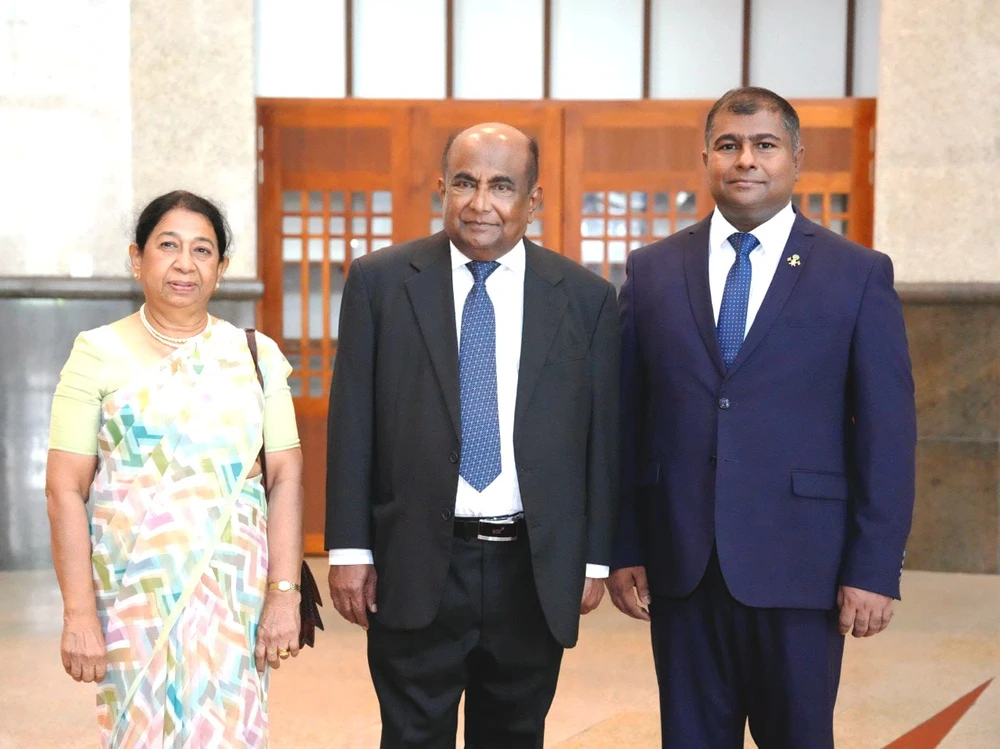 photo for ސްރީ ލަންކާގެ ޤާނޫނު ހަދާ މަޖިލީހުގެ ރައީސް ދާރުލްއާސާރަށް މިއަދު ކުރެއްވި ޒިޔާރަތް.