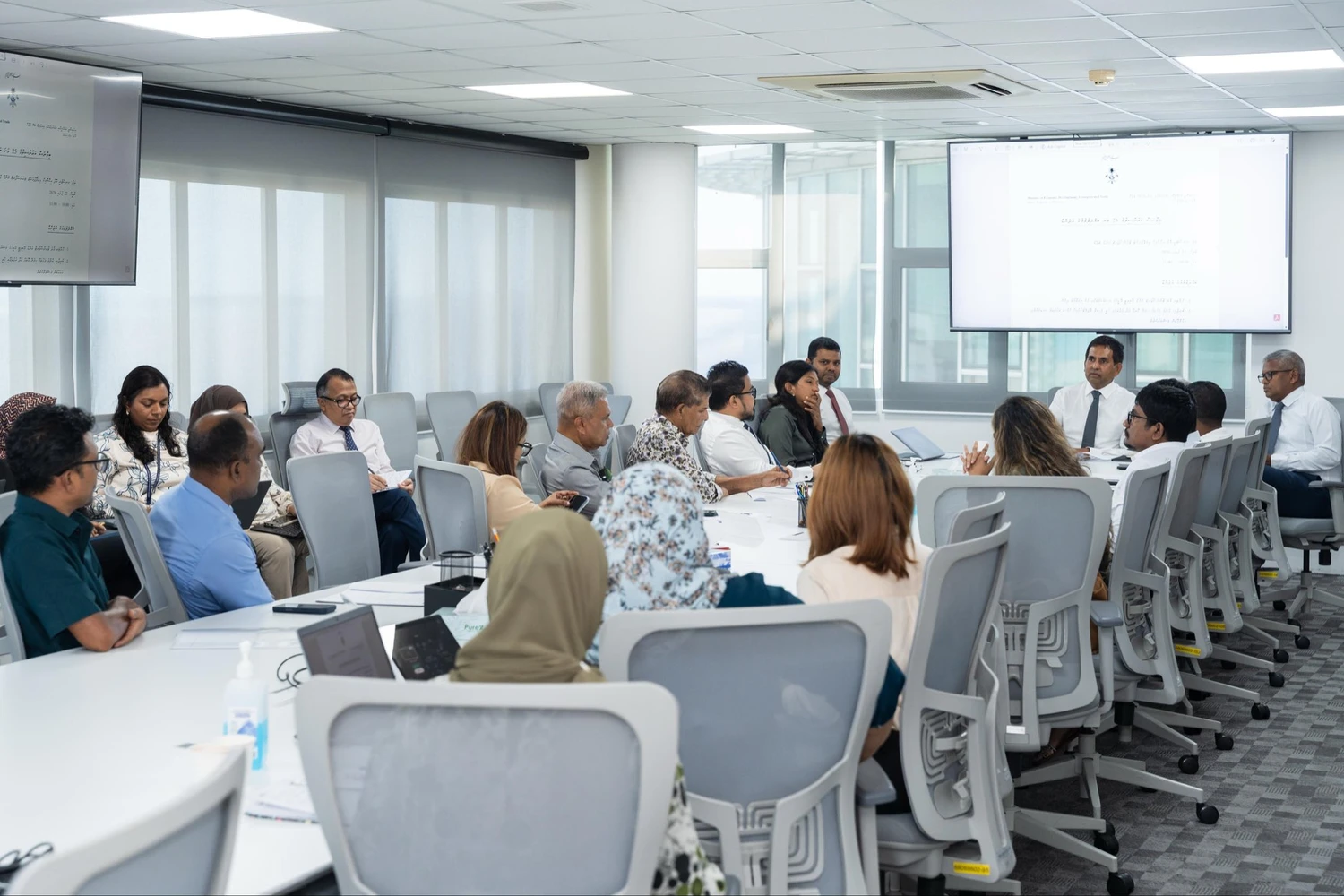 photo for ގްރޭޓަރ މާލެ ސަރަހައްދުގެ ދަތުރުފަތުރުގެ ނިޒާމަށް ގެންނަ އިސްލާހުތަކާ ގުޅޭގޮތުން ބިޒްނަސް ކައުނ