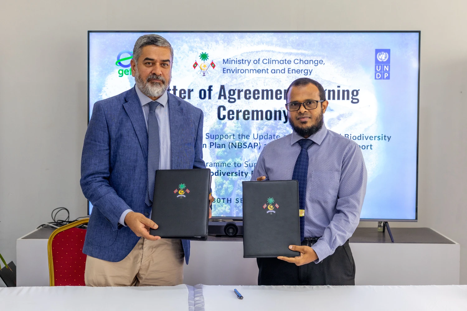 photo for މޫސުމީ ބަދަލުތަކާ ބެހޭ ވުޒާރާއާއި ޔޫއެންޑީޕީއާ ދެމެދު މުހިންމު އެއްބަސްވުންތަކެއްގައި ސޮއިކޮށްފި