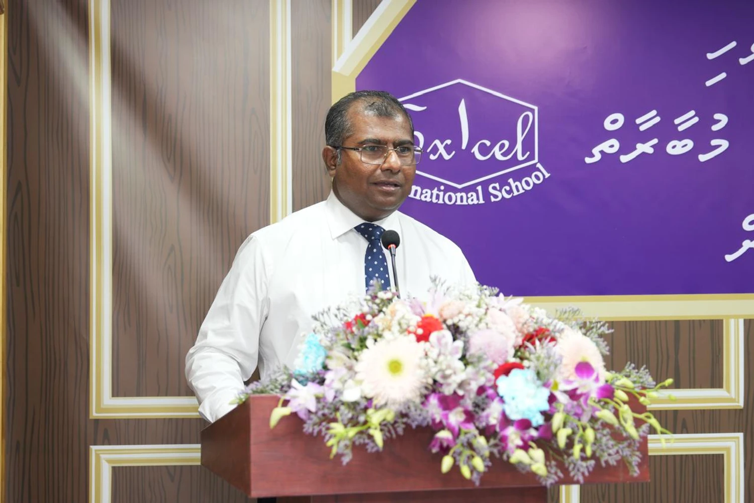 ކުޑަކުދީންނަށް  ޚާއްޞަ  ދިވެހި  ޢިބުރަތްތެރި  ވާހަކަލިޔުމުގެ  މުބާރާތެއްގެ   ނަތީޖާފާޅުކުރުމުގެ ރަސްމިއްޔާތު ދިވެހިބަހާއި ސަގާފަތާއި ތަރިކައާ ބެހޭ ވަޒީރު އާދަމް ނަޞީރު އިބްރާހީމް ޝަރަފުވެރިކޮށްދެއްވައިފި.