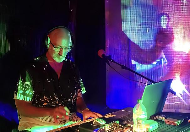 120 COVERTRIO CHORAL & GROOVE DANCE