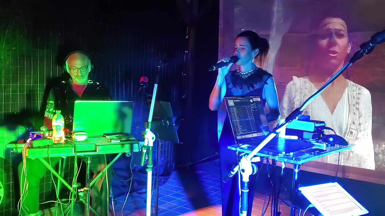 120 COVERTRIO CHORAL & GROOVE DANCE